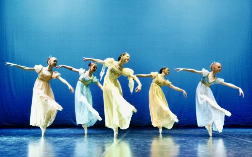 Ida tantsukooli 4. lennu õpilased 1998. aastal. Valss „Viini kompvekid“ balletist „Anna-Liisa Ball“; muusika Johann Strauss, koreograafia Mare Tommingas. FOTO: Sulev Kuuse