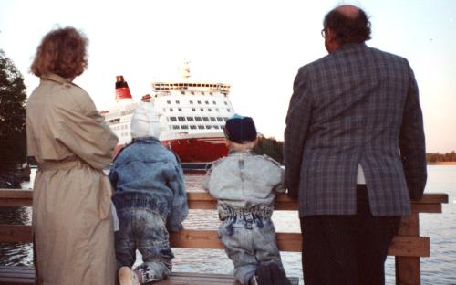 Väike Miina koos ema, venna ja isaga oma esimesel välisreisil, 1991. aastal Turu saarestikus, unistava pilguga Rootsi laeva saatmas. FOTO: erakogu