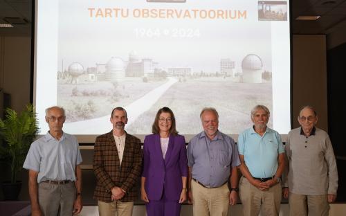 9. septembril meenutasid fotode abil observatooriumi eluolu ja enda jaoks erilisemaid hetki (vasakult) Andres Kuusk, Antti Tamm, Anu Noorma, Laurits Leedjärv, Tõnu Viik ja Jaan Einasto. Allikas: Tartu observatoorium