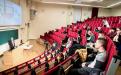 Endise keemiahoone ringauditooriumis on nüüd pehmed punased istmed ja seal peavad loenguid vabade kunstide professorid. FOTO: Andres Tennus